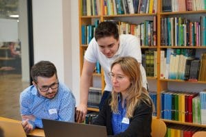 Equipo trabajando con consultoría de IA Generativa