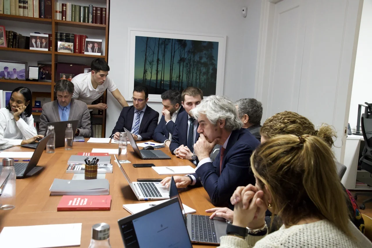 Directivos en sesión estratégica de adopción de IA